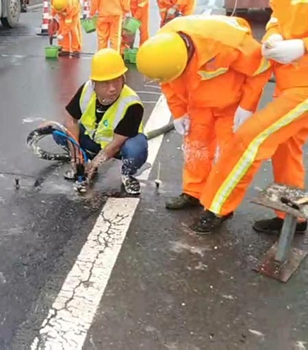 耀世注浆机沥青路面填缝施工